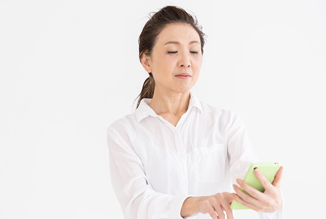 スマートフォンが見えにくい女性